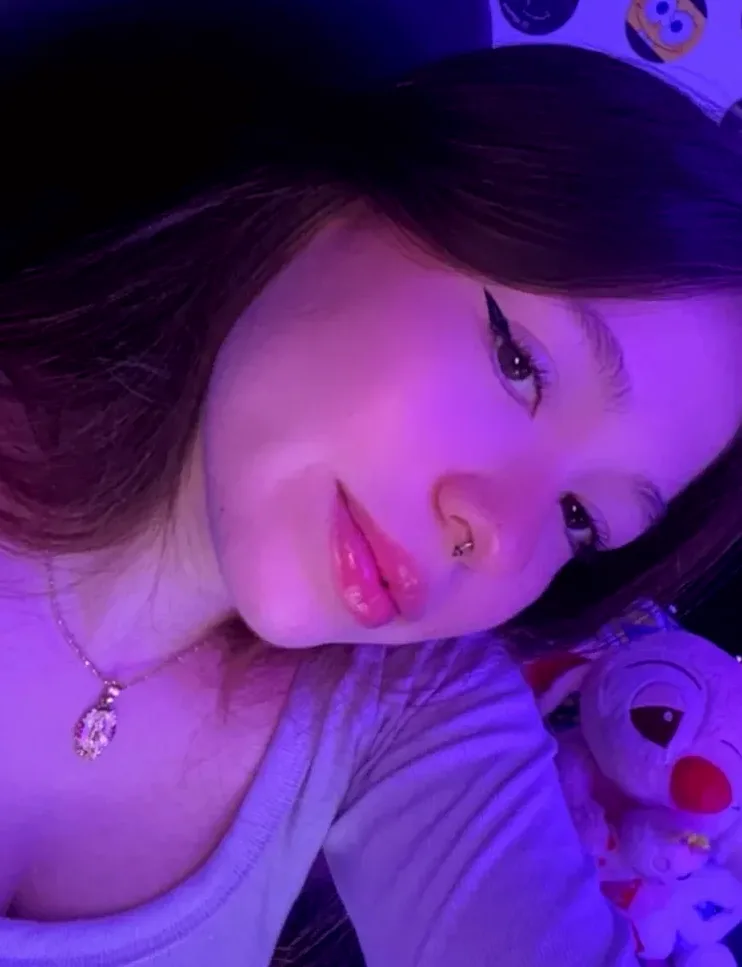 Emina, 24