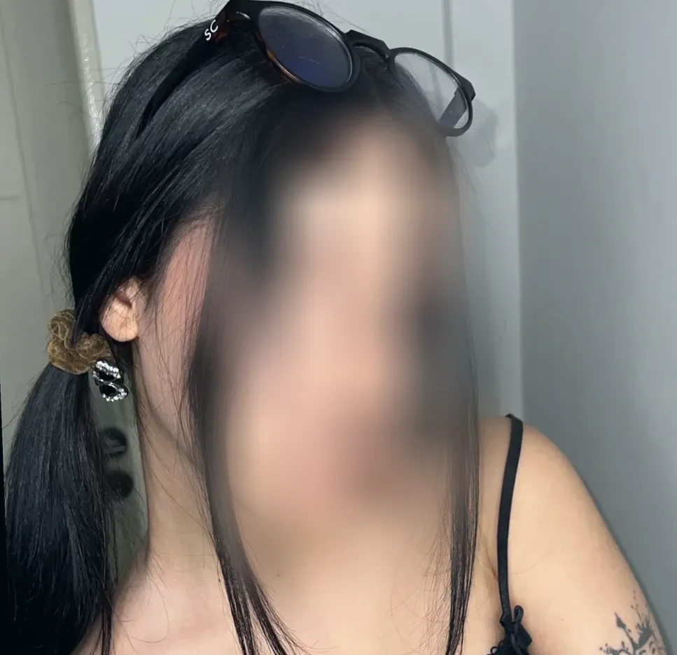 Mia, 22